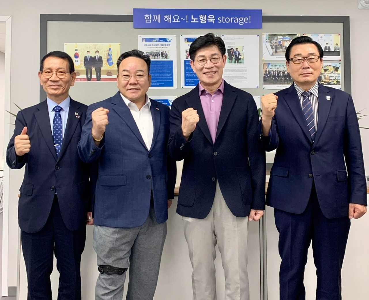 노형욱 경제·국토교통연구소장(오른쪽 두번째)이 5월 공법단체와 함께 5․18민주화운동 정신 헌법 전문 수록 등 현안 문제 해결에 힘을 모으기로 했다.