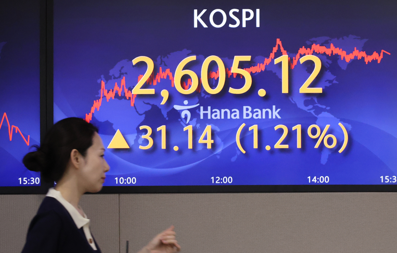 An electronic board showing the Korea Composite Stock Price Index at a dealing room of the Hana Bank headquarters in Seoul on Monday. (Yonhap)