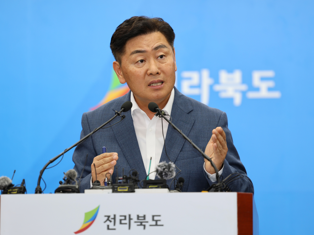김관영 전북도지사가 14일 전북도청 브리핑룸에서 열린 2023 새만금 세계스카우트잼버리 파행과 관련한 기자회견에서 발언하고 있다.[연합]