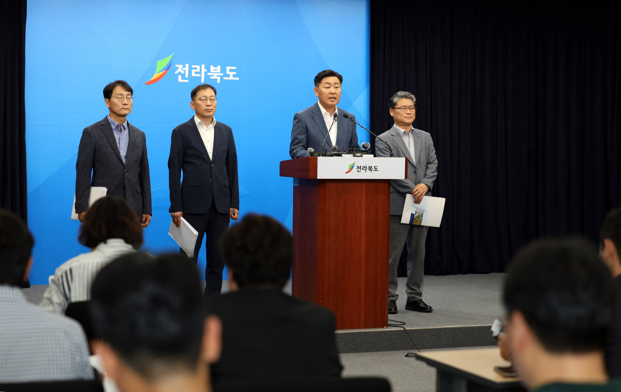 김관영 전북도지사가 14일 전북도청 브리핑룸에서 열린 2023 새만금 세계스카우트잼버리 파행과 관련한 기자회견에서 발언하고 있다.[연합]