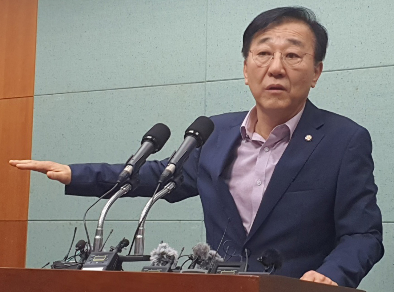 새만금 세계스카우트 잼버리 공동조직위원장인 김윤덕 국회의원(더불어민주당·전주갑)이 14일 전북도의회에서 기자회견을 열고 잼버리 파행과 관련해 사과의 뜻을 밝히며 국정조사를 제안하고 있다.[연합]