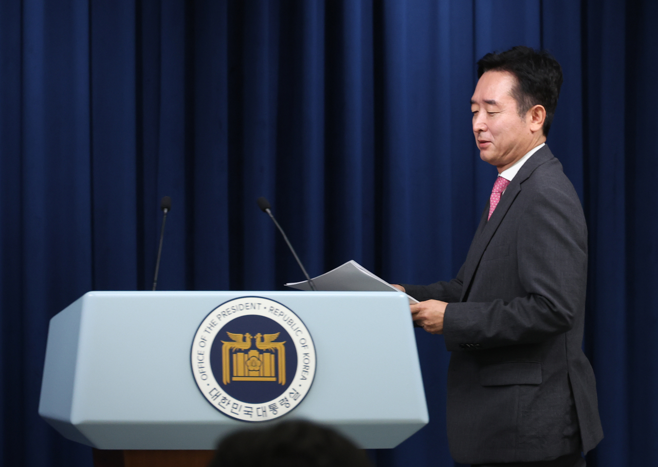 이도운 대통령실 대변인이 14일 오후 서울 용산 대통령실 청사에서 윤석열 대통령이 주재한 수석비서관회의 발언을 소개하는 등 현안 브리핑을 위해 입장하고 있다. [연합]