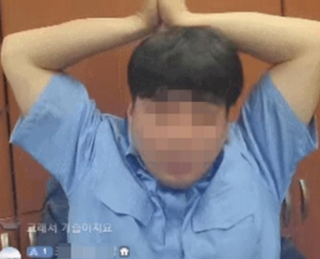 용산공원 경비원 A씨가 야간 근무 중 사무실에서 실시간 개인 방송을 하고 있다. [연합]