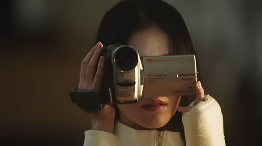 디지털 카메라 유행을 불러온 뉴진스의 디토(ditto) 뮤직비디오의 한 장면. [유튜브 ‘HYBE LABELS’ 캡처]