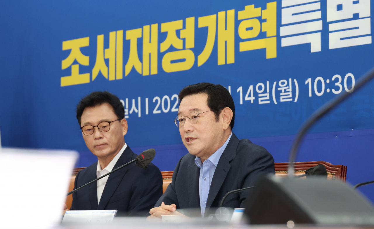 14일 국회에서 열린 더불어민주당 조세재정개혁특별위원회 제1차 회의에서 이용섭 위원장이 발언하고 있다. [연합]