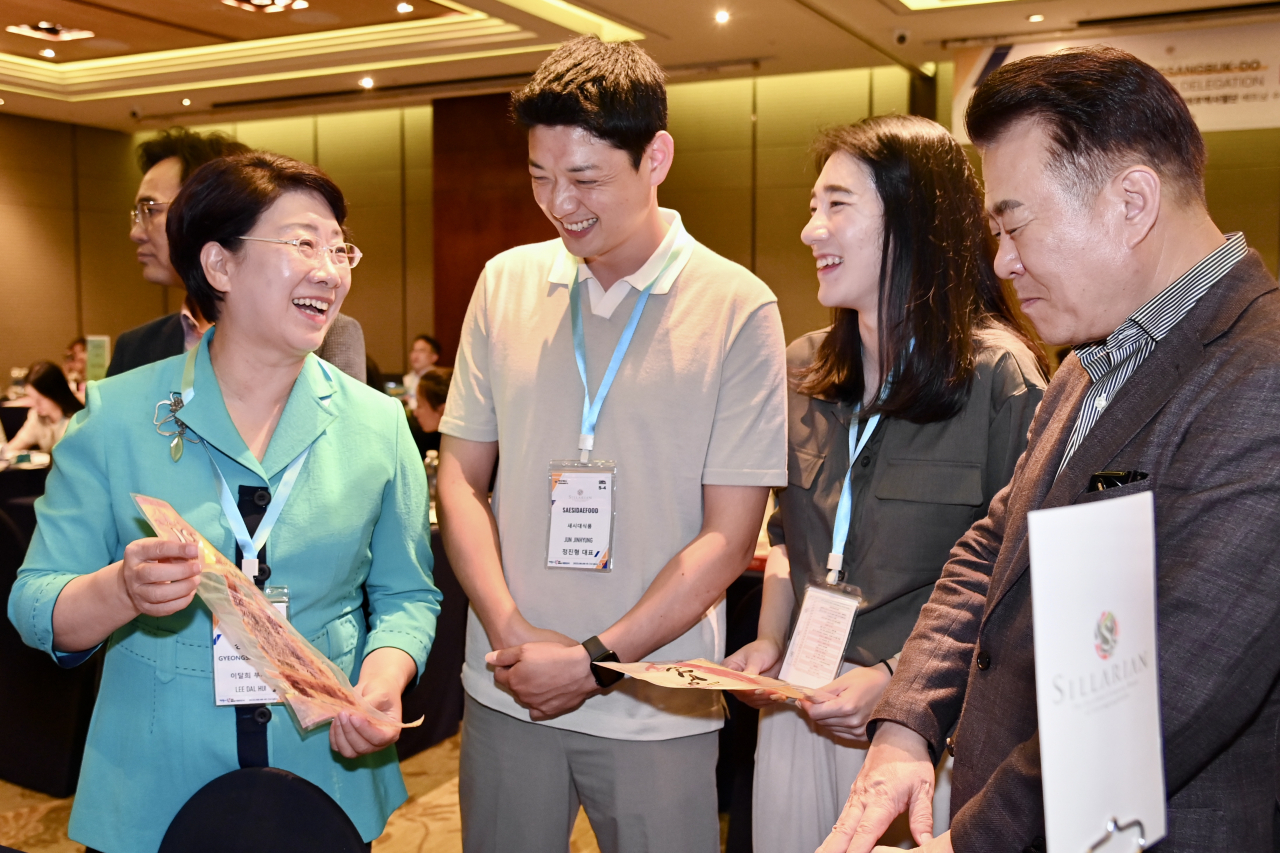 이달희 경부도 경제부지사(사진 왼쪽)가 베트남에서 수출상담을 진행하고 있다.[경북도 제공]
