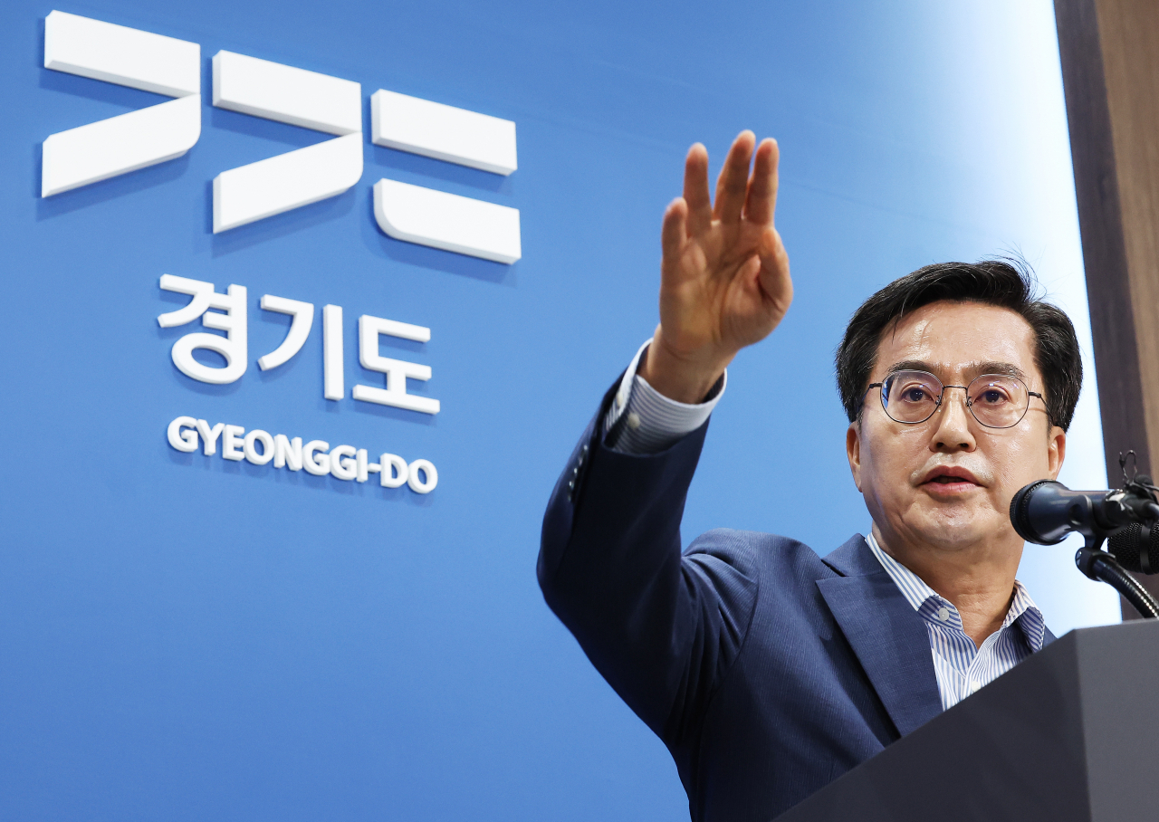 김동연 경기도지사가 3일 오전 경기도 수원시 경기도청에서 서울-양평 고속도로 사업 관련 입장을 발표한 뒤 취재진 질문에 답하고 있다. [연합]