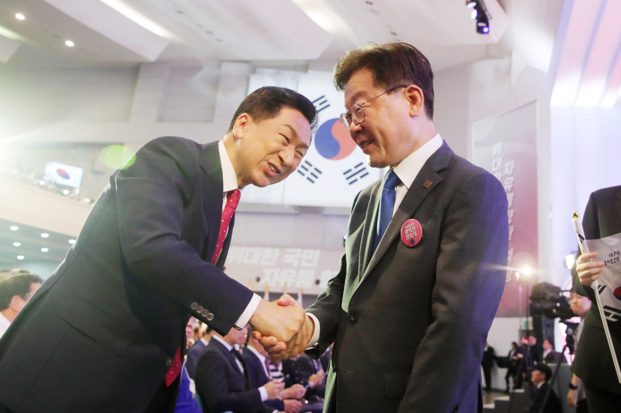 김기현 국민의힘 대표(왼쪽)와 이재명 더불어민주당 대표가 15일 서울 서대문구 이화여대 대강당에서 열린 제78주년 광복절 경축식에 참석해 악수하고 있다. [연합]