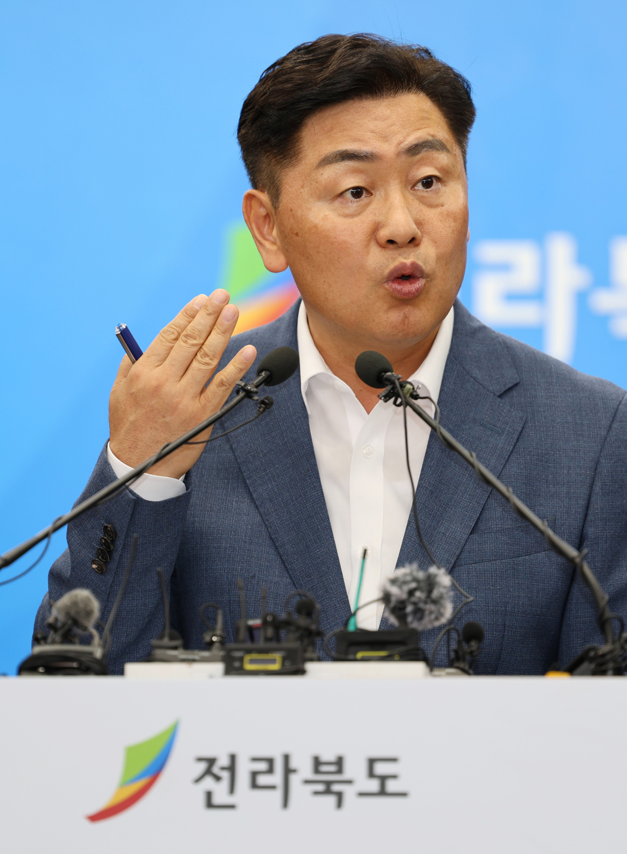 김관영 전북도지사가 지난 14일 전북도청 브리핑룸에서 열린 2023 새만금 세계스카우트잼버리 파행과 관련한 기자회견에서 발언하고 있다. [연합]