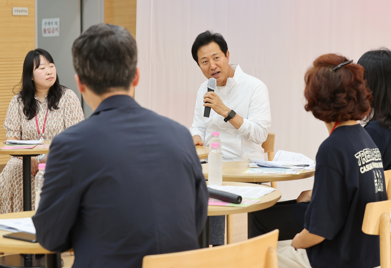 서울시는 서울형 육아휴직 장려금 신청을 9월1일부터 전국 최초로 접수한다고 15일 밝혔다. 서울의 한 동주민센터에서 열린 ‘복지 사각지대 발굴 현장 간담회’에 참석한 오세훈 서울시장. [연합]