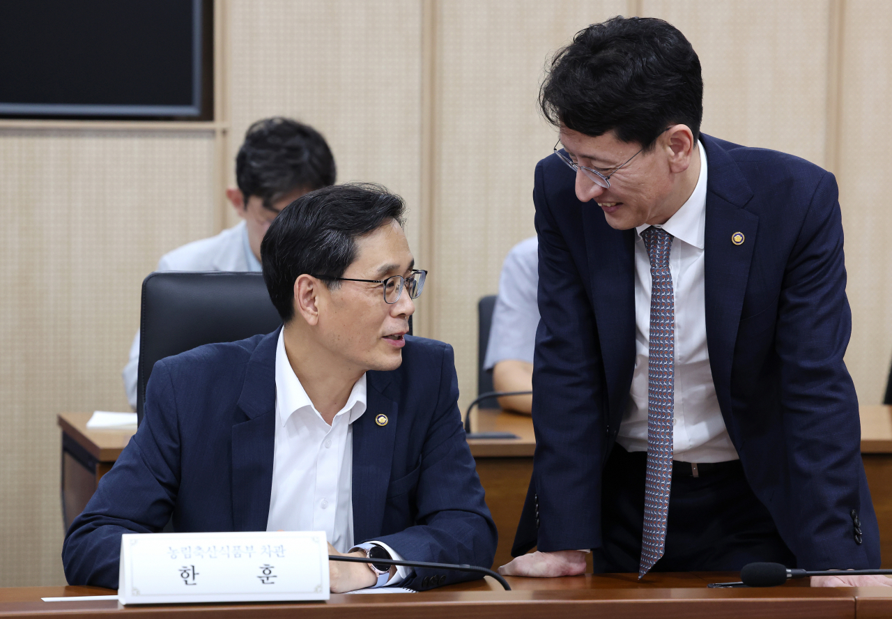한 훈 농림축산식품부 차관(왼쪽)과 김윤상 조달청장이 14일 오후 세종시 정부세종청사에서 추경호 경제부총리 겸 기획재정부 장관 주재로 열린 국유재산정책심의위원회에 참석해 대화하고 있다. [연합]
