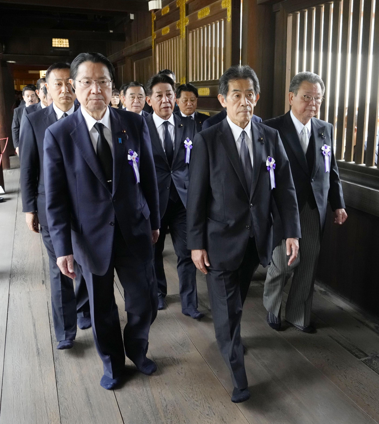 일본 자민당의 아이자와 이치로 의원(가운데) 등 '다함께 야스쿠니 신사에 참배하는 국회의원 모임' 소속 국회의원들이 15일 야스쿠니신사 집단참배에 나서고 있다. [연합]