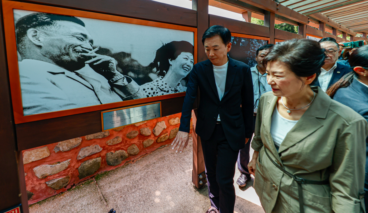 박근혜 전 대통령이 15일 경북 구미 박정희 전 대통령 생가를 방문하고 있다. [연합]