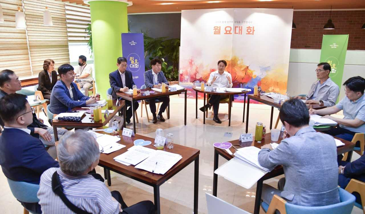 강기정 광주광역시장은 지난 14일 오후 시청 다목적홀에서 광주시 도시계획위원회 회의 공개 여부 및 회의록 공개, 위원선정위원회 구성 등 위원회 투명성과 공정성을 높이는 운영방안 등에 대해 논의했다.