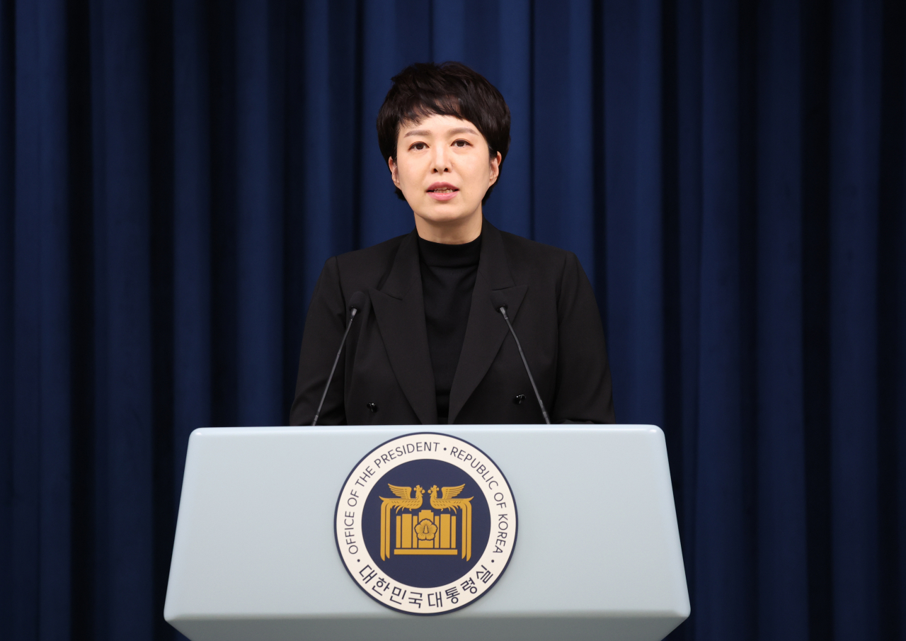 김은혜 대통령실 홍보수석이 15일 서울 용산 대통령실 청사에서 윤석열 대통령의 부친 윤기중 연세대 명예교수의 별세와 관련해 브리핑하고 있다. [연합]