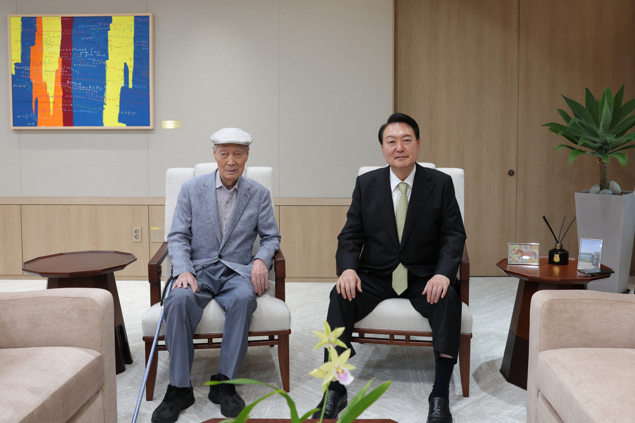 윤석열 대통령의 부친 윤기중 연세대 명예교수가 15일 별세했다. 사진은 윤석열 대통령이 지난 2022년 7월 12일 부친인 윤기중 명예교수의 생신 기념일에 용산 대통령실 집무실로 초청해 함께 기념촬영하는 모습. [연합]