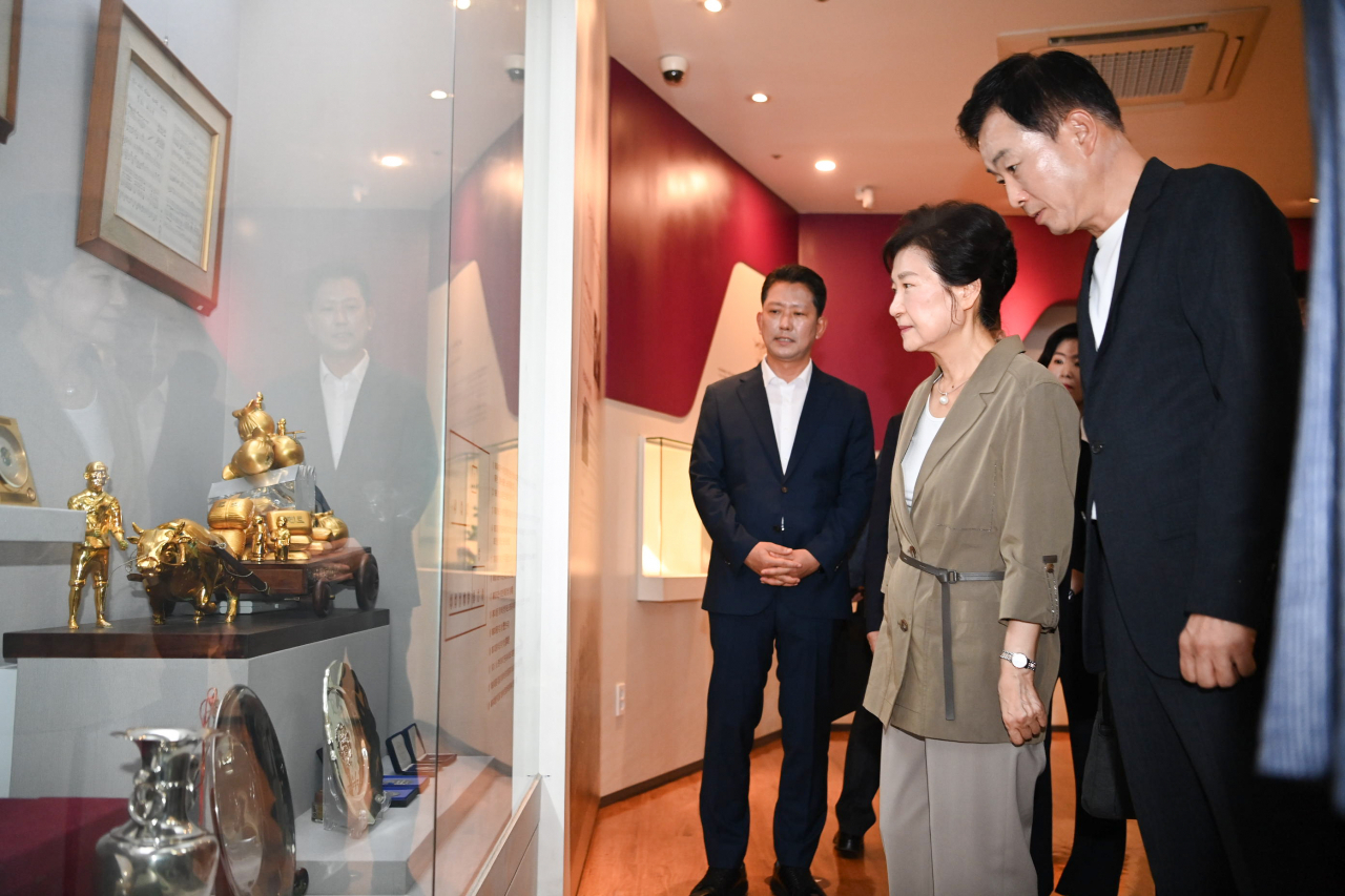 박근혜 전 대통령이 15일 오전 경북 구미시 상모동 박정희 전 대통령 생가를 방문하고 있다.[구미시 제공]