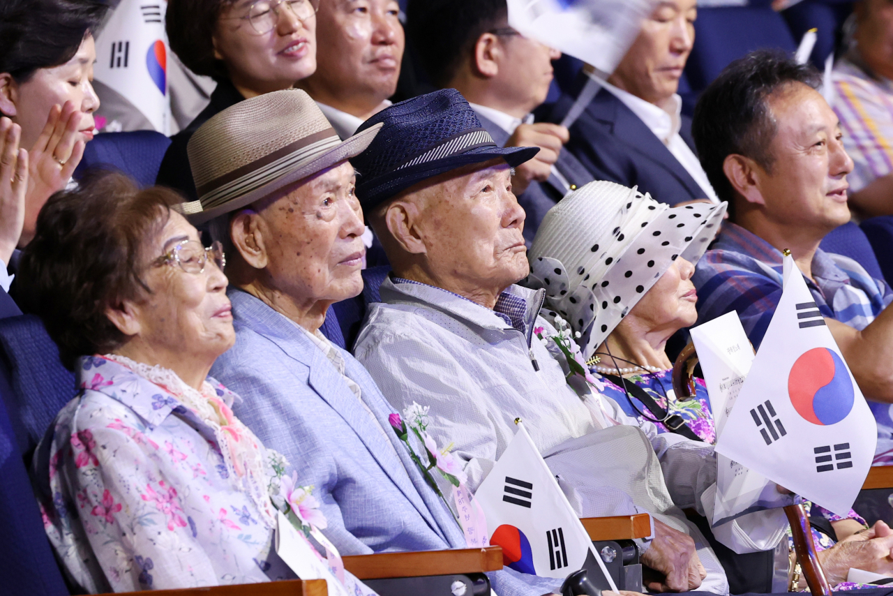 15일 오전 광주시청에서 일제강제 징용 피해자 양금덕 할머니·이경석 할아버지가 제78주년 광복절 경축식을 보고 있다.[연합]