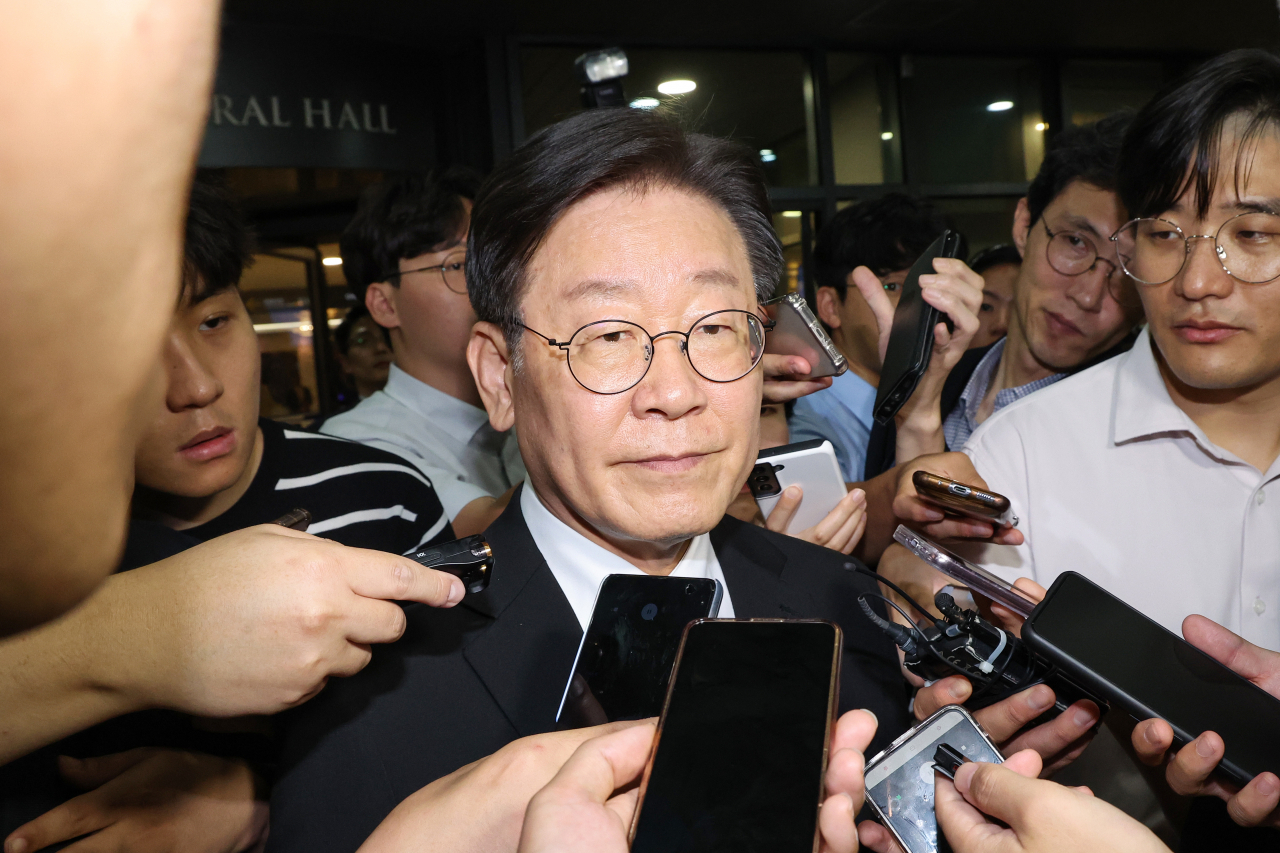 이재명 더불어민주당 대표가 15일 오후 서울 서대문구 신촌세브란스병원 장례식장에 마련된 윤석열 대통령의 부친 윤기중 연세대 명예교수의 빈소를 찾아 조문을 마친 뒤 차량으로 이동하던 중 취재진에 둘러싸여 있다. [연합]