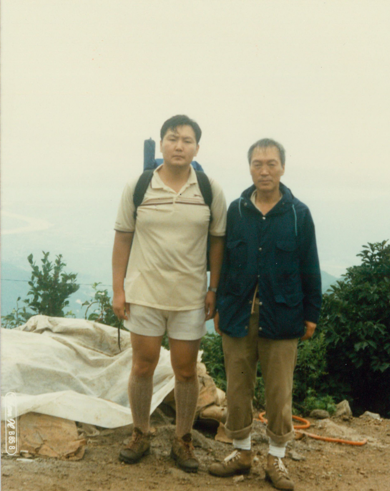 윤석열 대통령의 부친 윤기중 연세대 명예교수가 지난 15일 별세했다. 향년 92세. 윤 교수는 1968년부터 연세대 응용통계학과 교수로 재직했으며 1976년 한국통계학회 회장, 1992년 한국경제학회 회장 등을 지냈고 경제학 분야에 기여한 공로를 인정받아 2001년 대한민국 학술원 회원이 됐다. 사진은 고인과 윤 대통령. [대통령실 제공]