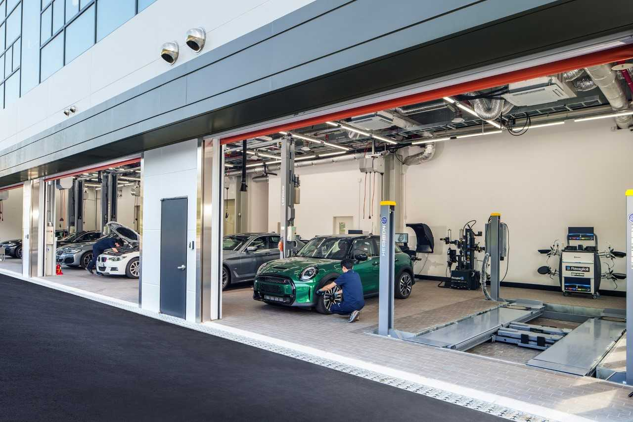 코오롱 모터스 BMW, MINI 서비스센터 직원이 차량을 점검하고 있다. [코오롱 모터스 제공]