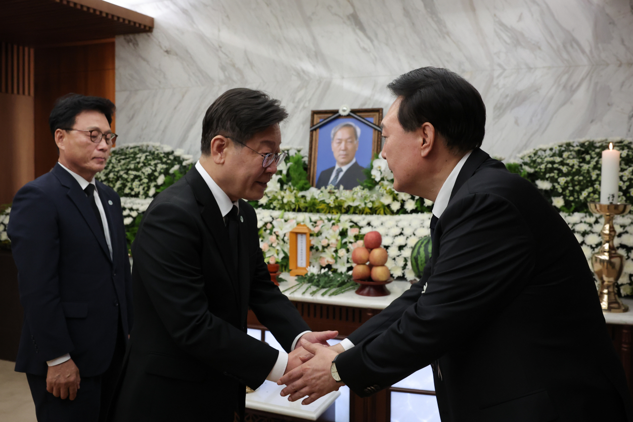 윤석열 대통령이 지난 15일 오후 서울 서대문구 신촌세브란스병원 장례식장에 마련된 부친 윤기중 연세대 명예교수의 빈소에서 이재명 더불어민주당 대표의 조문을 받고 있다. [연합]