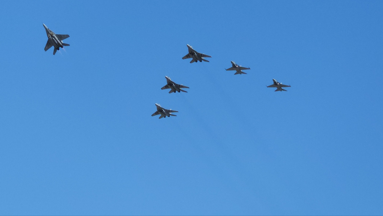 FA-50GF과 함께 비행한 미그29가 편대에서 이탈하고 있다.[KAI 제공]