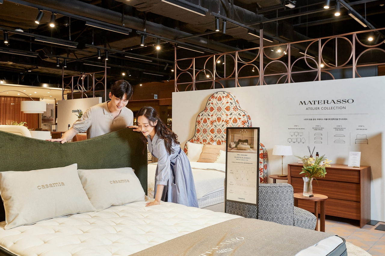까사미아 신세계강남점에서 운영 중인 ‘마테라소 & 신혼가구’ 팝업에서 가구를 살펴보고 있는 예비 신혼부부.[신세계까사 제공]