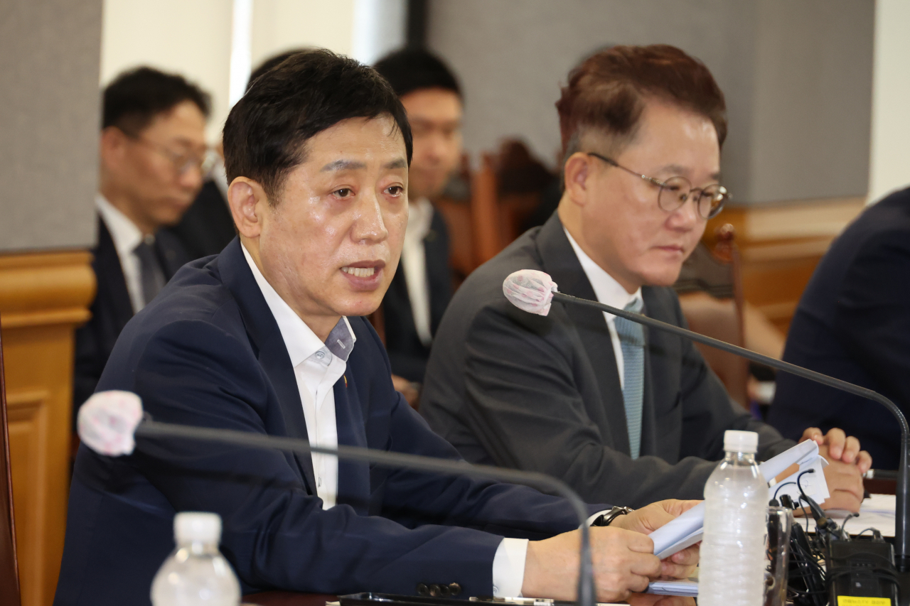 김주현 금융위원장이 16일 오전 서울 중구 은행회관에서 '수출금융 종합지원 방안'을 논의하기 위한 은행장 및 정책금융기관장과의 간담회를 주재하고 있다. 오른쪽은 강석훈 산업은행 회장. [연합]