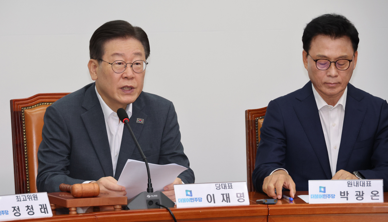 이재명 더불어민주당 대표가 16일 국회 당 사무실에서 최고위원회의를 하고 있다. [연합]