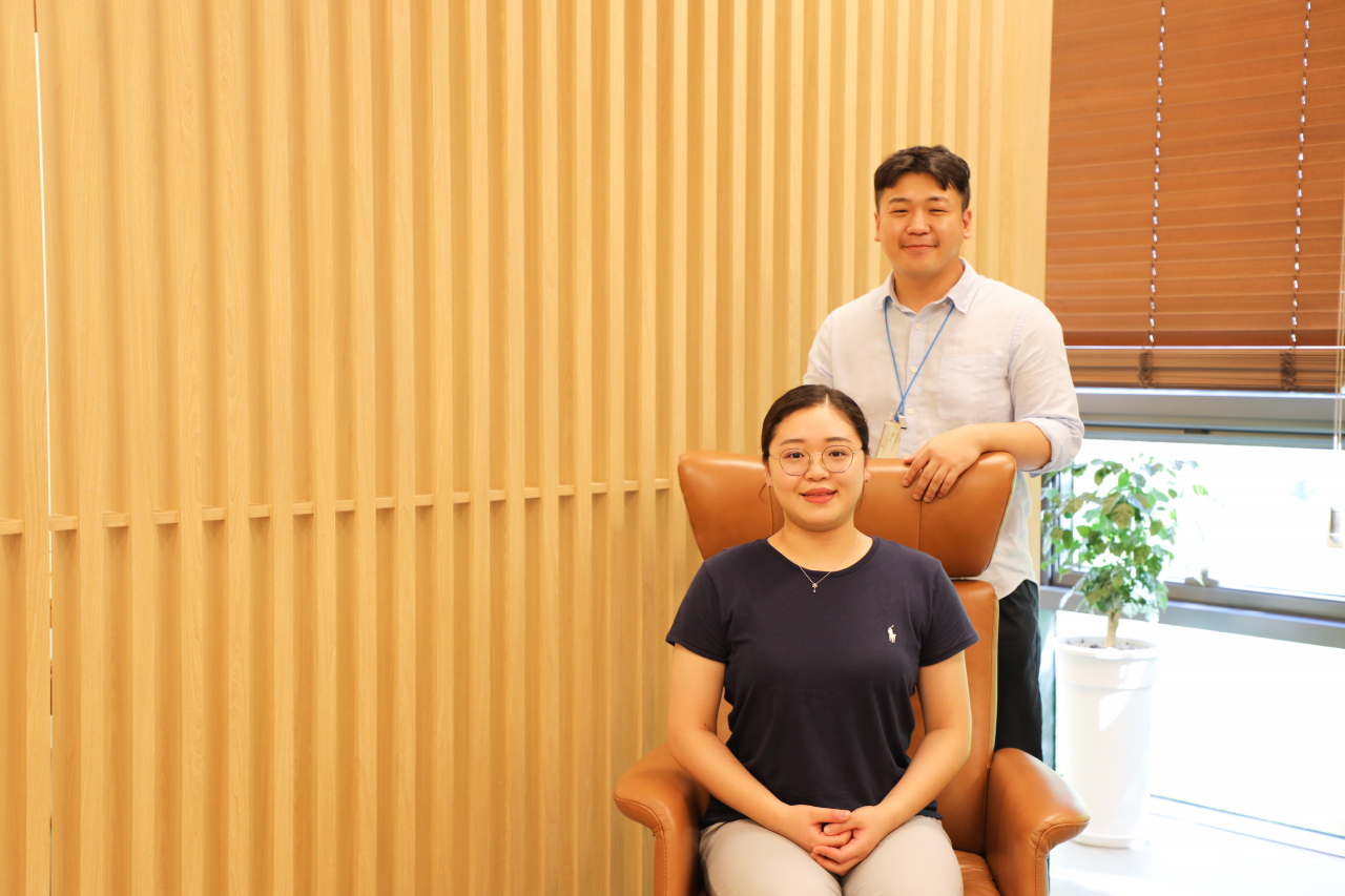 이홍경(뒤) DGIST 교수와 서지연 석박사통합과정생.[DGIST 제공]