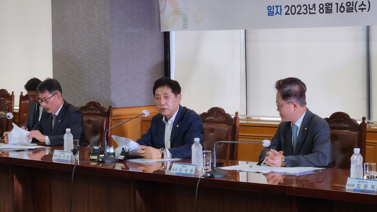 김주현 금융위원장이 16일 진행된 은행장 및 정책금융기관장 간담회에서 모두발언을 하는 모습. [사진=김광우 기자]