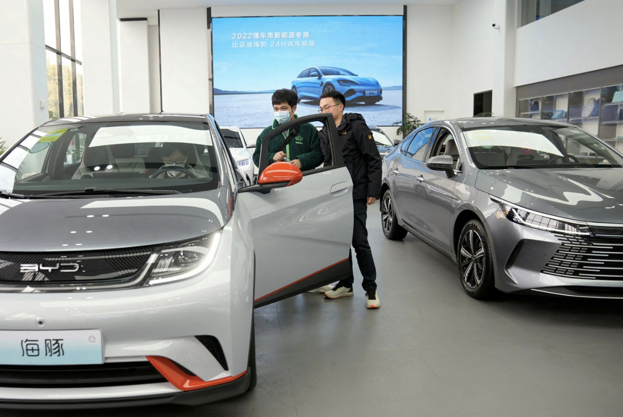 중국 상하이에 위치한 비야디(BYD) 매장. 왕촨푸 비야디(BYD) 회장은 지난 6월 베트남 부총리를 만나 전기차공장 투자 계획을 밝혔다. [로이터]