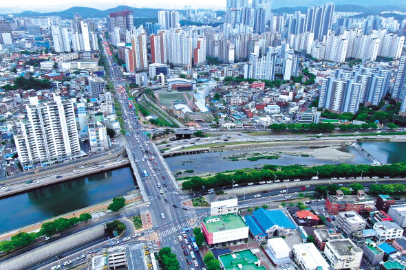 원자재 가격 상승에 따른 시공비 상승과 지방 주택 시장 부진에 따른 미분양 우려로 지방 정비 사업장에서 시공권을 포기하는 사례가 잇따르고 있다. 사진은 대구 신천대로 동신교진출램프와 청구네거리 사이 아파트 밀집 지역 전경. 대구는 미분양의 무덤으로 불릴 정도로 주택 시장이 극도로 부진한 지역으로 꼽혀 왔다.  [헤럴드경제DB]