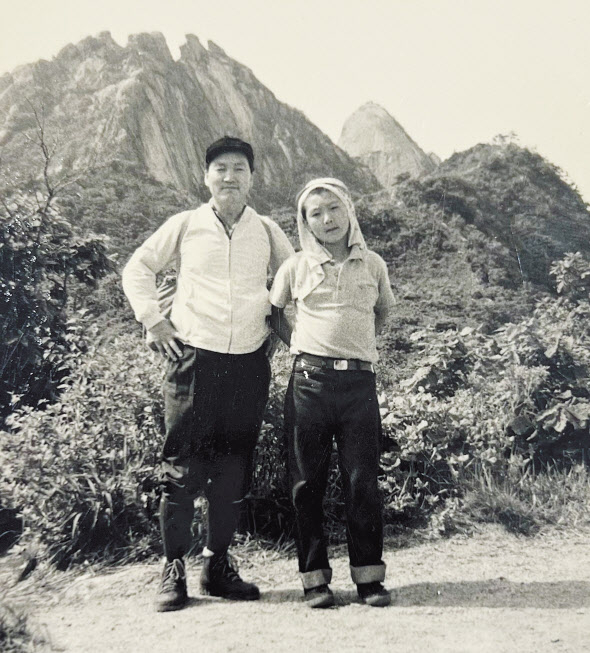윤석열 대통령의 부친 윤기중 연세대 명예교수가 15일 별세했다. 향년 92세. 사진은 대통령실에서 15일 공개한 윤석열 대통령과 부친 윤기중 교수가 함께 산행에 나선 모습. [연합]