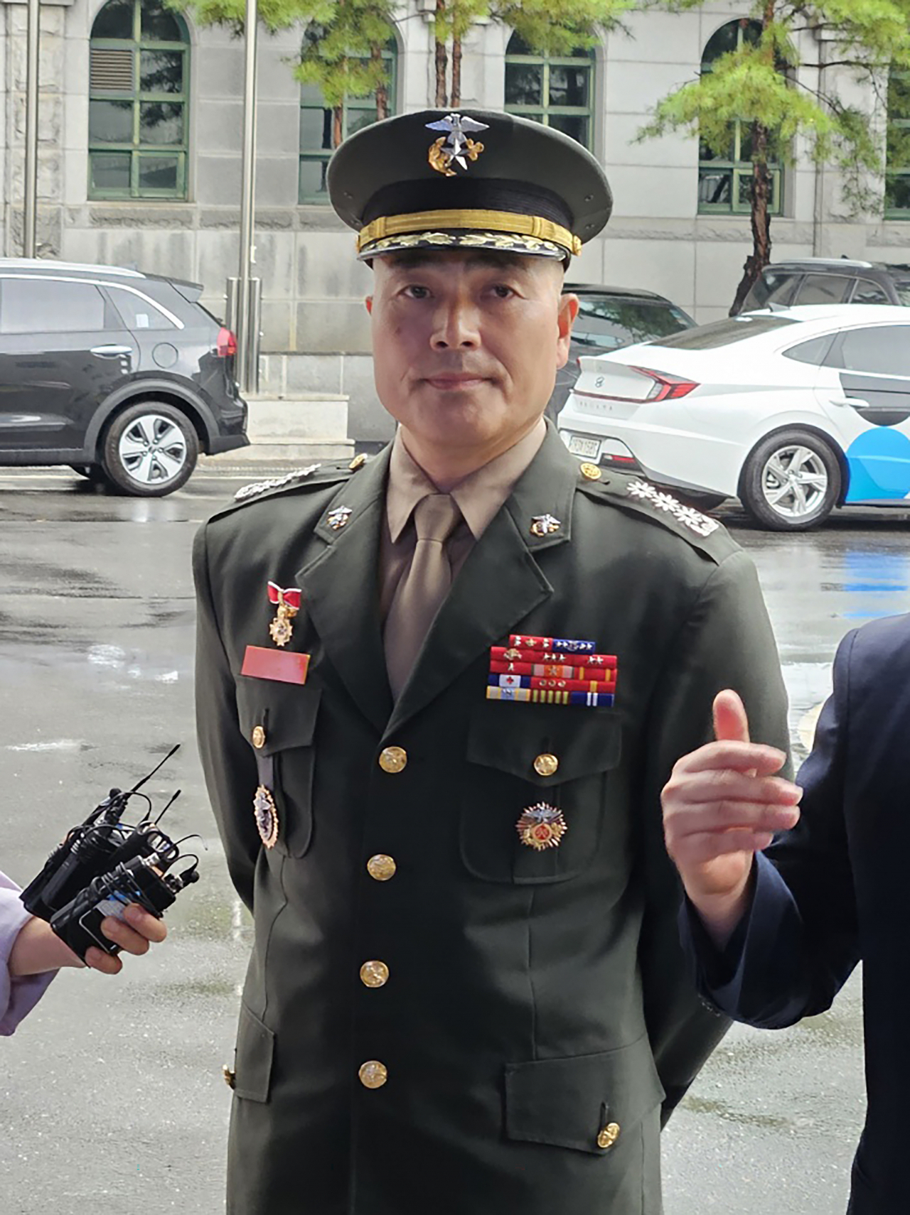 박정훈 전 해병대 수사단장이 18일 열리는 해병대 징계위원회에 출석한다. 사진은 지난 11일 서울 용산구 국방부 검찰단 앞에서 입장을 밝히기 위해 대기하고 있는 박 대령. [연합]