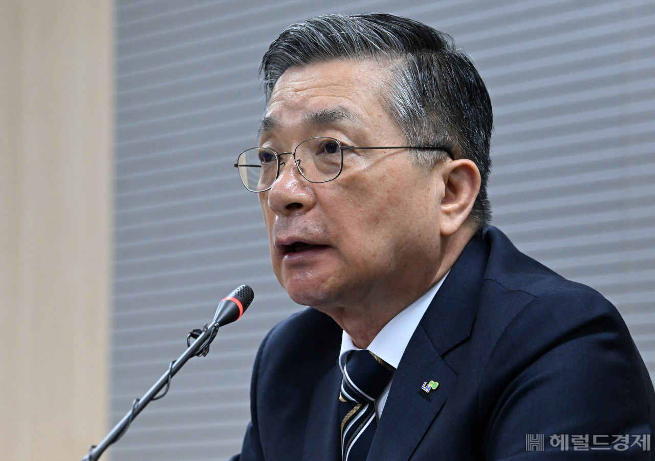 이한준 한국토지주택공사(LH) 사장이 11일 서울 강남구 LH서울지역본부에서 열린 기자회견에 참석해 최근 붉어진 철근 부실 시공과 관련해 사과하고 LH 인적 쇄신과 함께 조직혁신을 강력히 밀고 나가겠다고 밝혔다. 임세준 기자