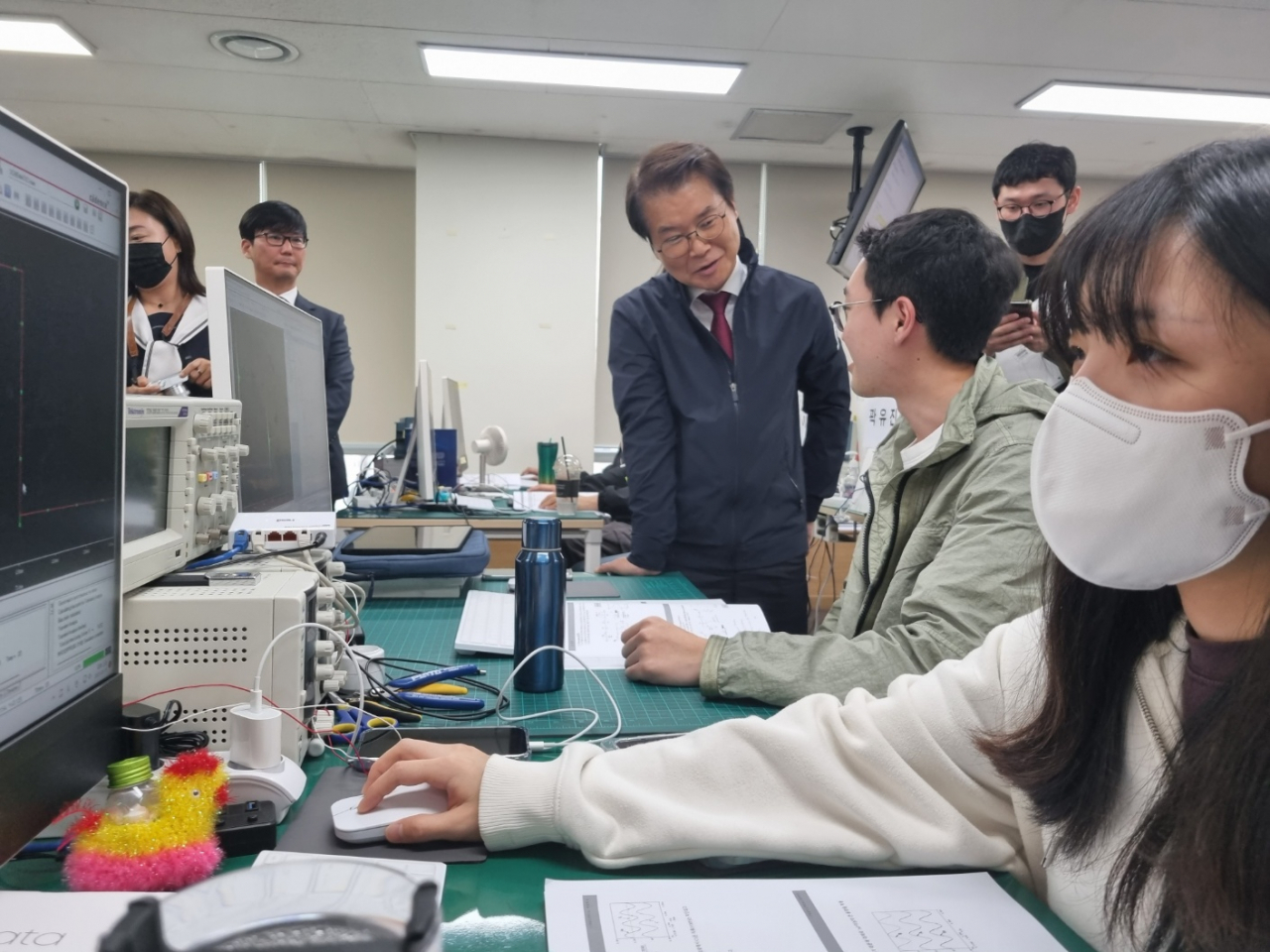 이정식 고용노동부 장관이 10일 서울 강서구 대한상공회의소 서울기술교육센터 훈련기관을 방문, 훈련과정을 둘러보고 있다. [사진=김용훈 기자]