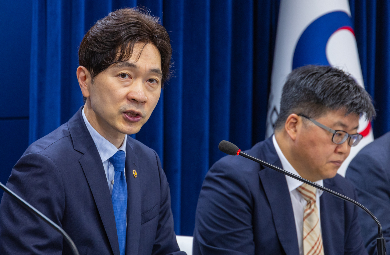 박성훈 해양수산부 차관이 16일 오전 서울 종로구 정부서울청사에서 열린 후쿠시마 원전 오염수 관련 일일 브리핑에 참석해 우리 해역 방사능 안전 관리 현황을 설명하고 있다. 연합뉴스