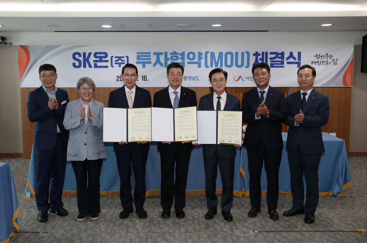 김태흠 지사는 16일 도청 상황실에서 이완섭 서산시장, 지동섭 SK온 대표이사와 SK온 대규모의 투자협약을 체결했다.