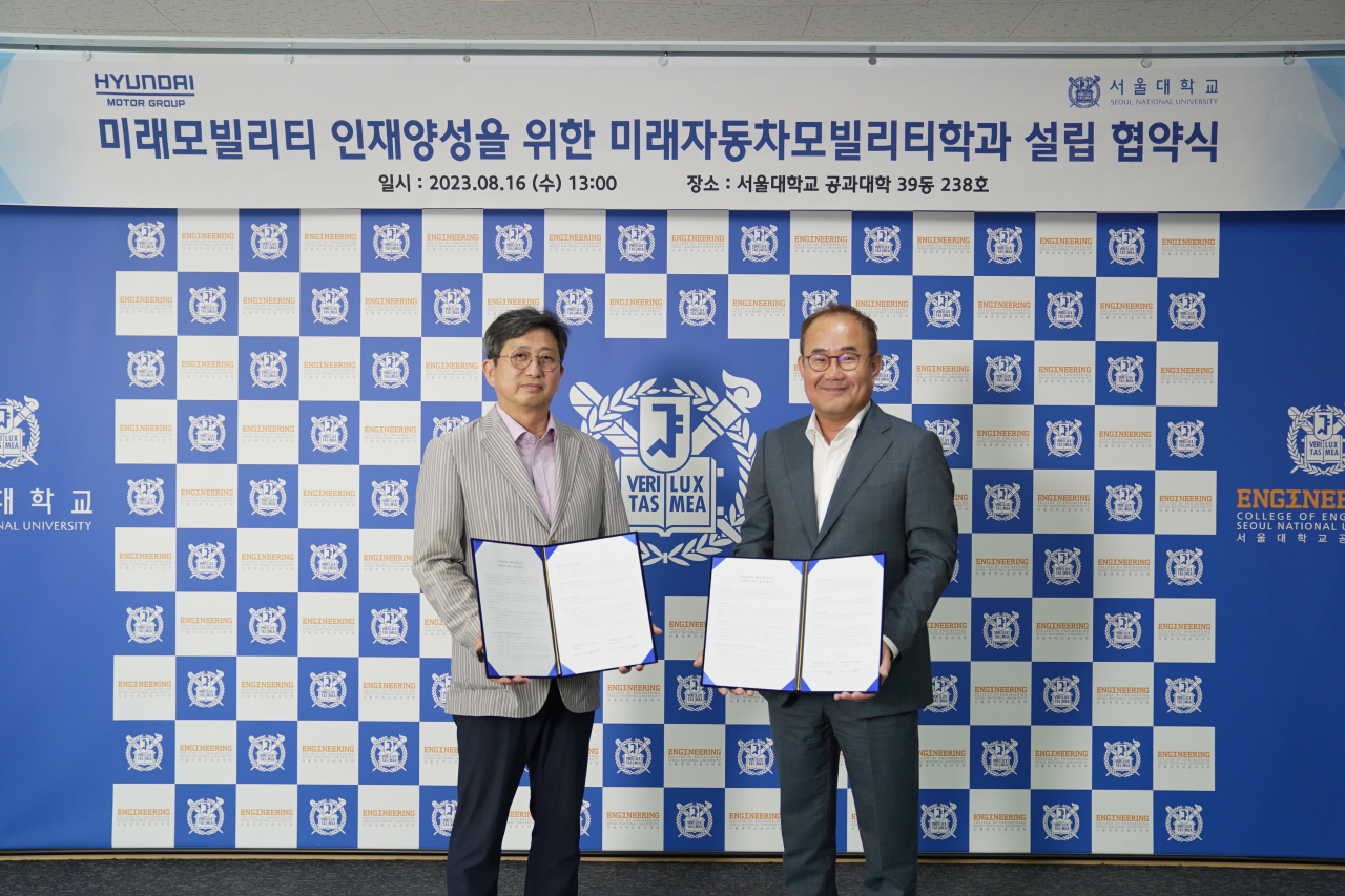 김성규(왼쪽) 서울대 교육부총장과 김용화 현대자동차 사장이 16일 오후 서울대학교 공과대학에서 열린 현대차-서울대 계약학과 설립 협약식에서 기념 촬영을 하고 있다. [현대자동차 제공]
