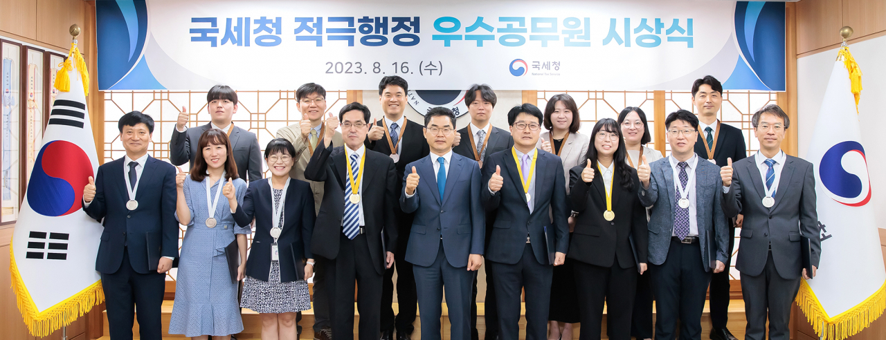 김창기(앞줄 가운데) 국세청장이 16일 세종시 나성동 본청에서 진행된 올해 상반기 적극행정 우수 공무원 시상식에서 수상자들과 기념촬영하고 있다. [헤럴드경제 DB]