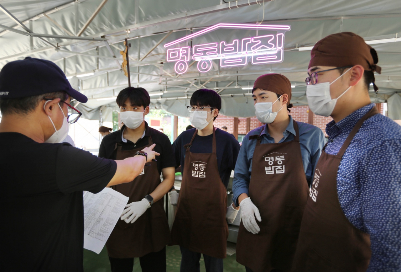 동국제강그룹 임직원 나눔지기봉사단이 명동밥집에서 일일봉사를 진행하고 있다. [동국제강그룹 제공]
