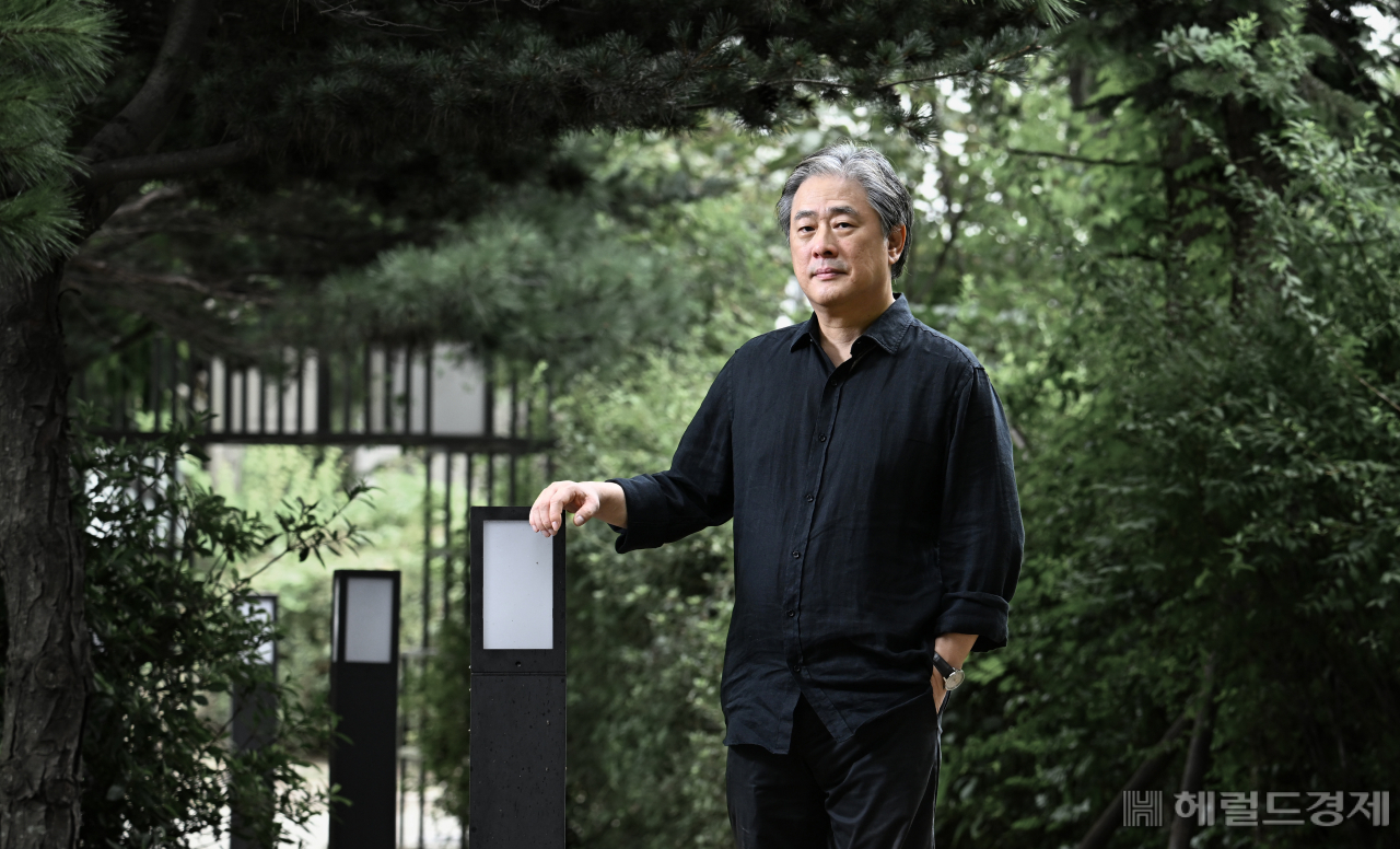 영화감독 박찬욱이 7일 경기도 파주시 헤이리마을의 한 카페에서 헤럴드경제와 인터뷰를 갖고 있다. 파주=임세준 기자