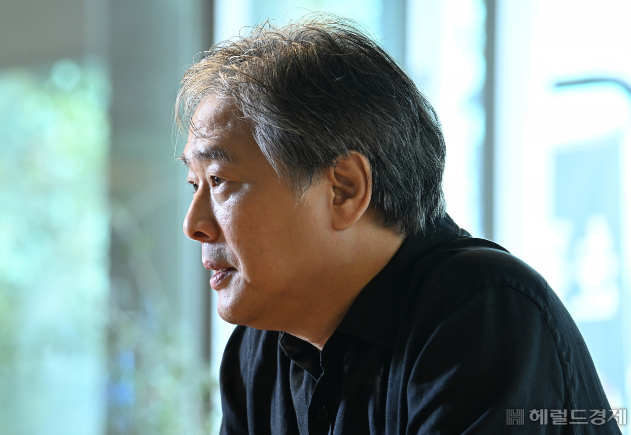 영화감독 박찬욱이 7일 경기도 파주시 헤이리마을의 한 카페에서 헤럴드경제와 인터뷰를 갖고 있다. 파주=임세준 기자