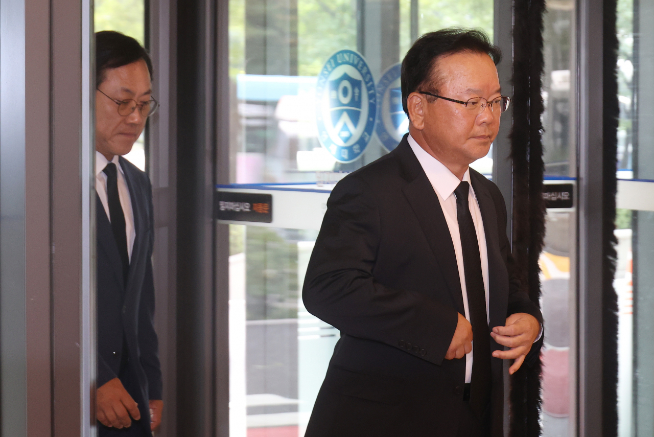 김부겸 전 국무총리(오른쪽)와 더불어민주당 오영식 전 의원이 16일 오전 윤석열 대통령의 부친 고 윤기중 연세대 명예교수의 빈소가 마련된 서울 서대문구 신촌세브란스병원 장례식장을 찾아 조문하기 위해 이동하고 있다. [연합]