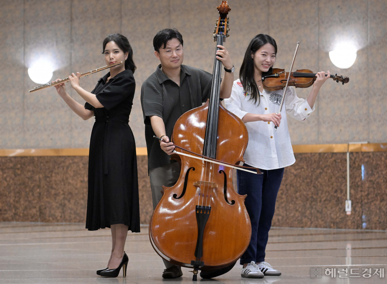 바이올리니스트 지상희(오른쪽부터), 더블베이시스트 조재복, 플루티스트 박예은. 이상섭 기자. 이상섭 기자