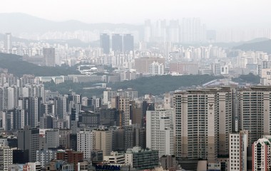 서울 아파트값이 8주 연속 상승하며 '바닥론'이 확산하는 가운데 최근 거래된 서울 아파트값이 직전 최고가가 형성됐던 당시 아파트값, 즉 전고점 가격의 87% 수준을 회복한 것으로 나타났다. 사진은 16일 남산에서 바라본 서울 시내 모습. 연합뉴스