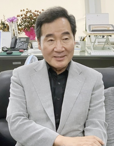 이낙연 전 총리가 16일 광주시의회 브리핑룸을 찾아 기자들과 이야기를 나누고 있다. [사진 연합뉴스]