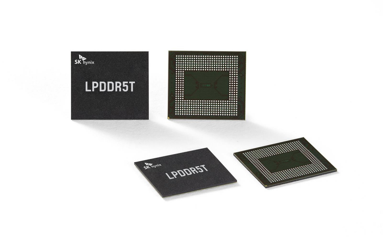 SK하이닉스는 자사가 개발한 모바일용 D램 LPDDR5T를 대만 반도체 기업 미디어텍의 차세대 모바일 애플리케이션 프로세서(AP)에 적용하기 위한 성능 검증을 마쳤다고 10일 밝혔다. 사진은 SK하이닉스 모바일용 D램 LPDDR5T. 연합뉴스